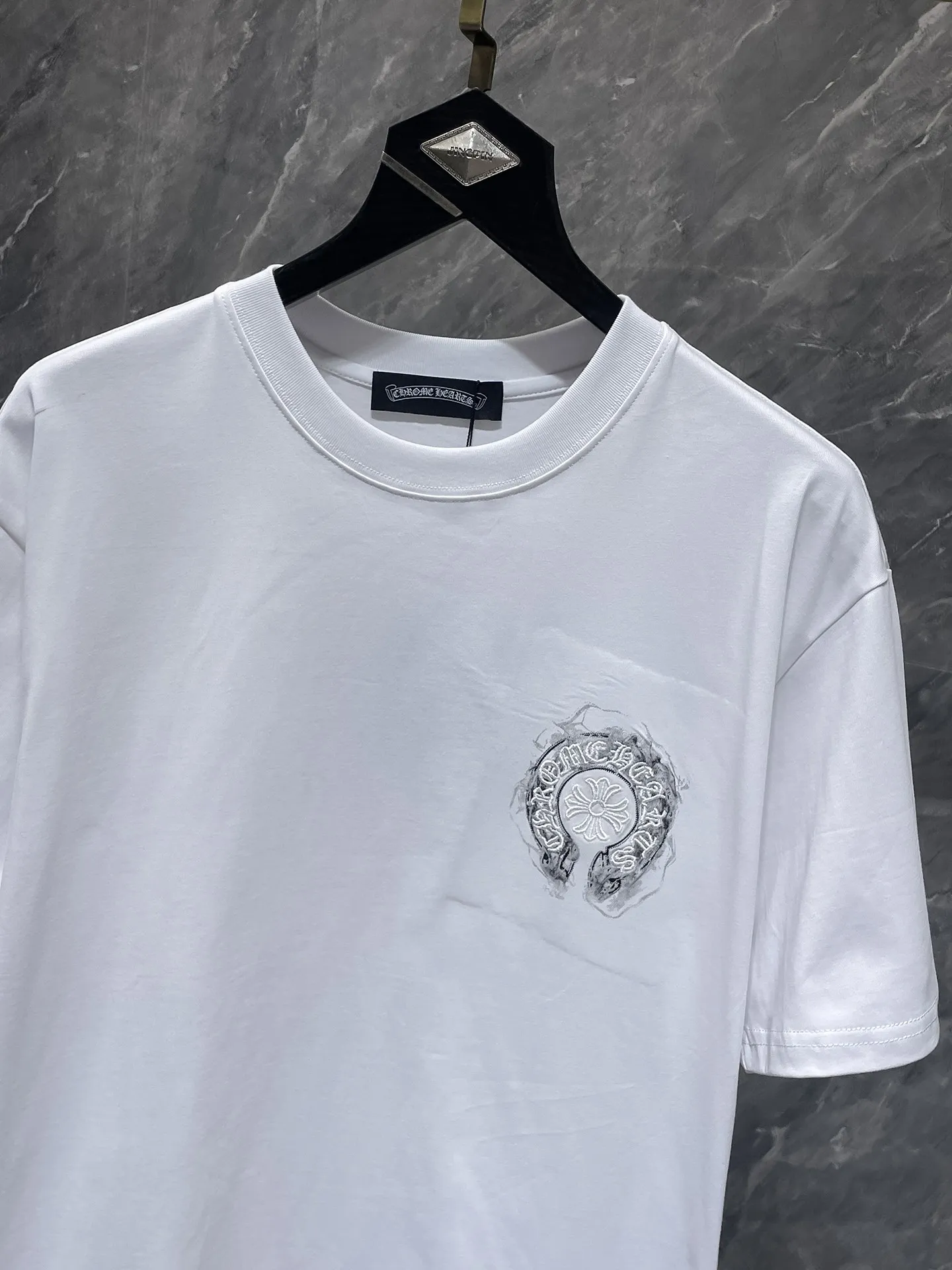 P166 New Chrome Hearts 25ss for summer. High-weight, environmentally friendly and high-quality top-grade fabric. 280g. Crocodile Sanskrit cross embroidery. Hand-painted short-sleeved. Vacuum embroidery method! Heavy embroidery! ! ! Tens of thousands of needles! ! Counter synchronization 1:1 replica version Recommended color: black white Code number: S, M, L, XL